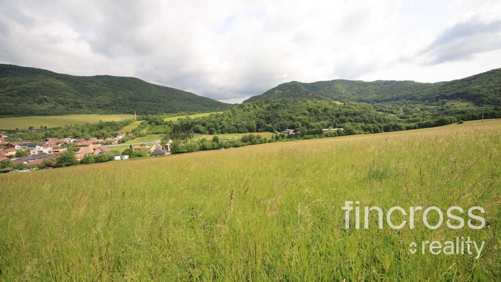 Na predaj veľký slnečný pozemok v tichom prostredí – 5821 m², ideálny na rekreáciu alebo investíciu do budúcnosti