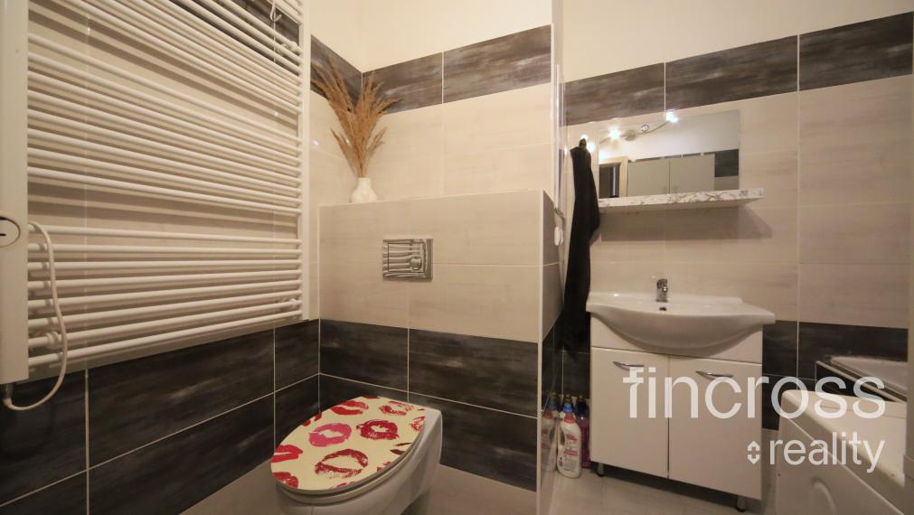 Exkluzívne na predaj: moderne riešený 2-izbový byt (pôvodne 1-izbový) s presklenou loggiou – Dubnica nad Váhom, Centrum II