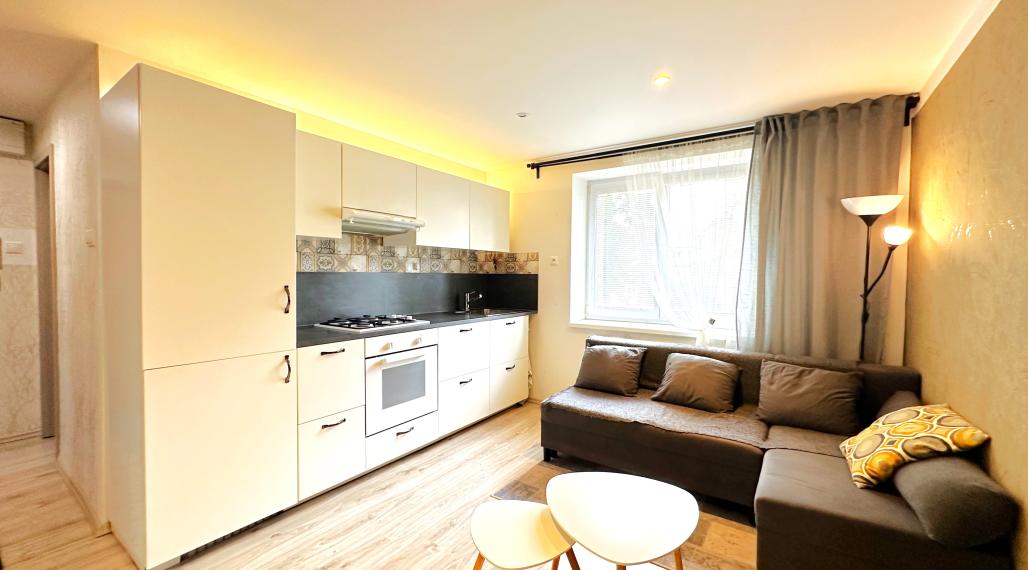 PREDANÝ -ZARIADENÝ BYT -  Trenčín - Sihoť -  Kpt. Nálepku. Využívaný ako 3. izb. byt !!! Obývačka s kuchyňou + dve nepriechodné samostatné izby!