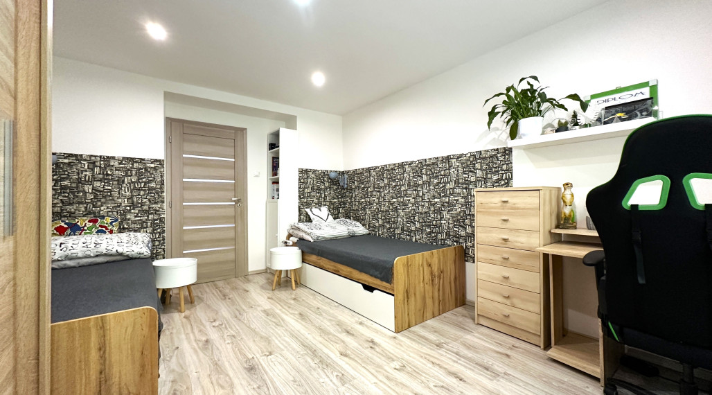 PREDANÝ -  Trenčín - Sihoť -  Kpt. Nálepku. Využívaný ako 3. izb. byt !!! Obývačka s kuchyňou + dve nepriechodné samostatné izby!