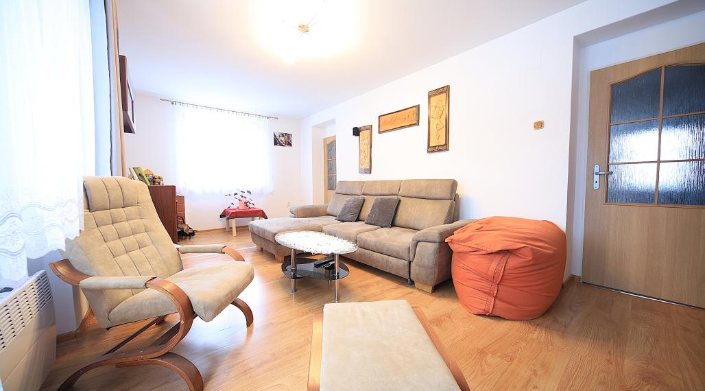 REZERVOVANÝ - Na predaj: Štýlový 3-izbový byt s garážou a vlastnou záhradou v Červenom Kameni