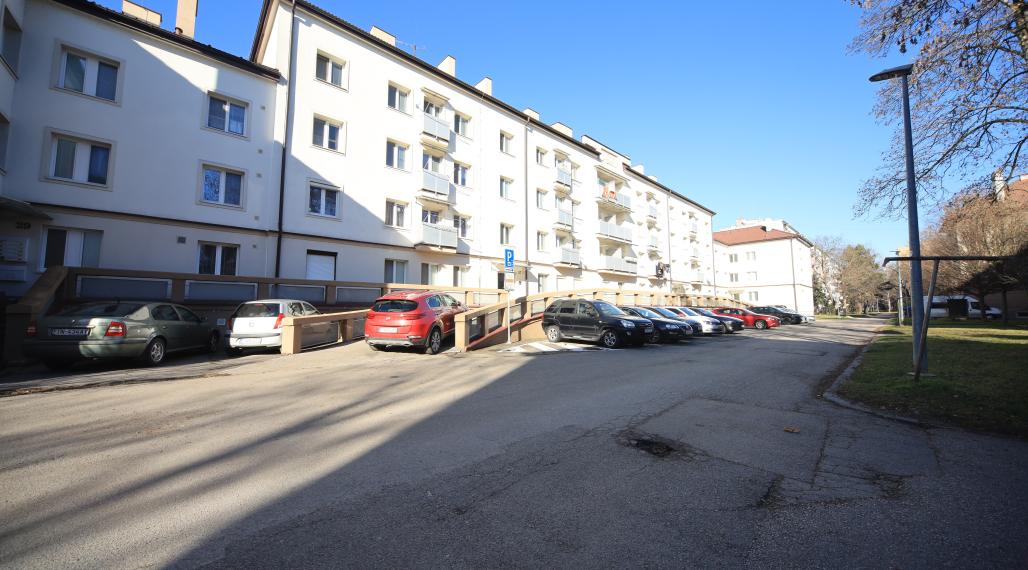 REZERVOVANÝ - Výnimočný 3-izbový byt po rekonštrukcii v top lokalite Trenčína – Ulica 28. októbra