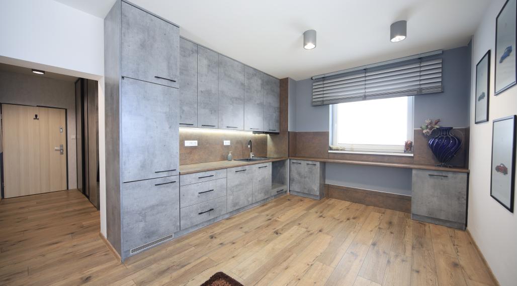 ZARIADENÝ 1. IZBOVÝ BYT S TERASOU, PARKOVACÍM STÁTÍM A BEZBARIÉROVÝM VSTUPOM!