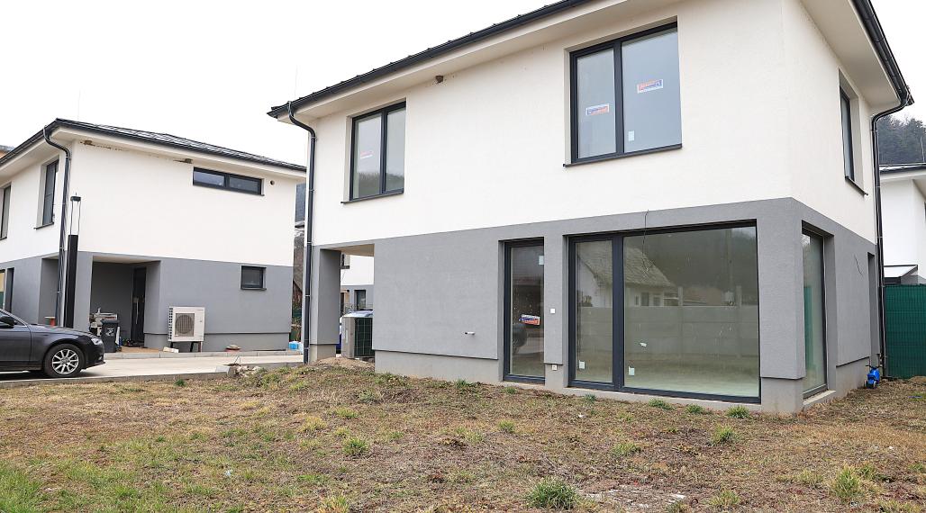 Novostavba rodinného domu v Streženiciach pri Púchove. S nákladmi na bývanie 80€ mesačne.