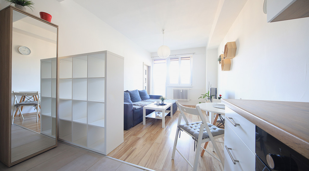 REZERVOVANÝ ! 2-izbový byt po rekonštrukcii s loggiou, kompletne vybavený – ideálny na bývanie aj investíciu!