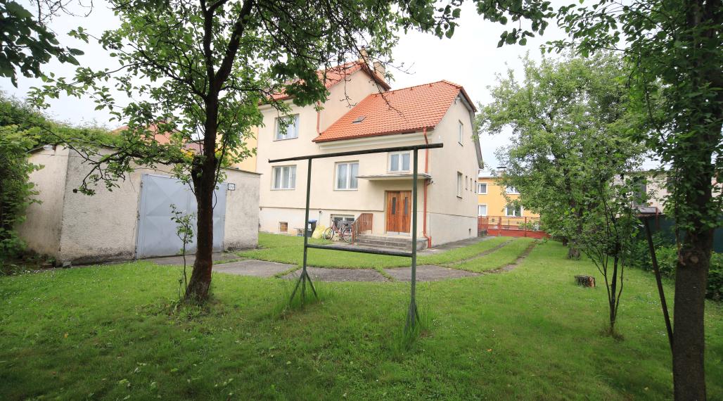 Priestranný rodinný dom s veľkým pozemkom v lukratívnej časti Dubnice nad Váhom – Palárikova ulica