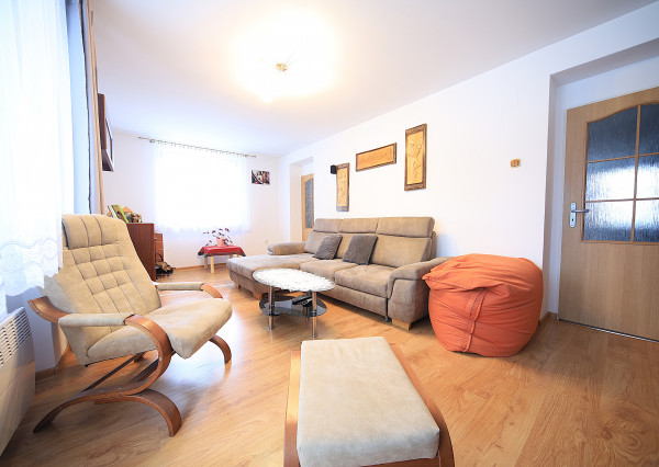 REZERVOVANÝ - Na predaj: Štýlový 3-izbový byt s garážou a vlastnou záhradou v Červenom Kameni