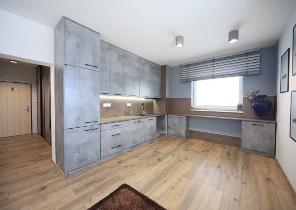 ZARIADENÝ 1. IZBOVÝ BYT S TERASOU, PARKOVACÍM STÁTÍM A BEZBARIÉROVÝM VSTUPOM!