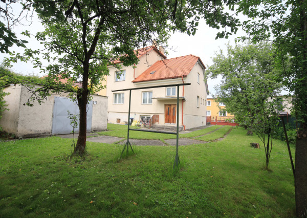 Priestranný rodinný dom s veľkým pozemkom v lukratívnej časti Dubnice nad Váhom – Palárikova ulica