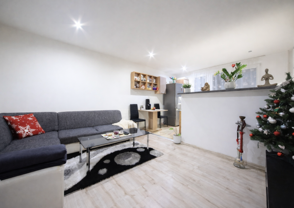 Exkluzívne na predaj: moderne riešený 2-izbový byt (pôvodne 1-izbový) s presklenou loggiou – Dubnica nad Váhom, Centrum II